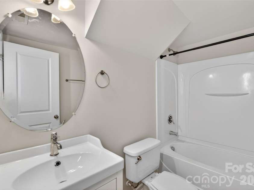1508 Walnut View Drive, Charlotte, NC 28208.  MLS# CAR4354574, YatesRealty ID 30397. 
