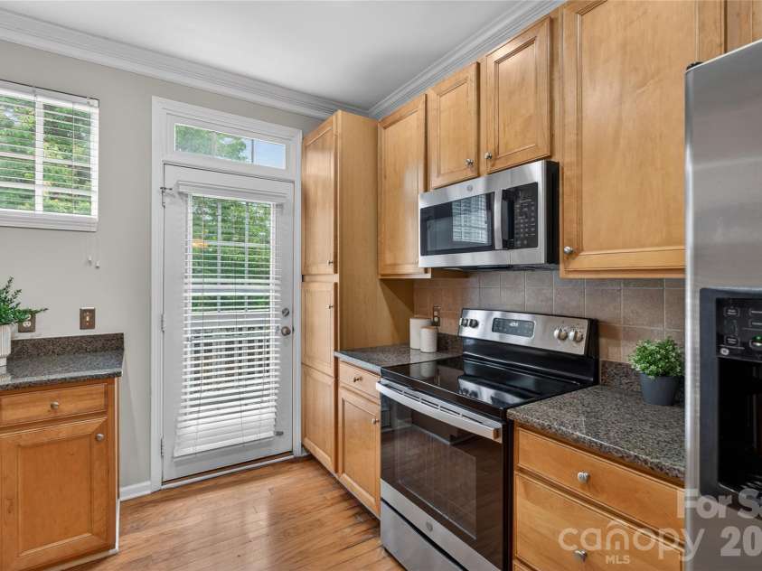 1508 Walnut View Drive, Charlotte, NC 28208.  MLS# CAR4354574, YatesRealty ID 30397. 