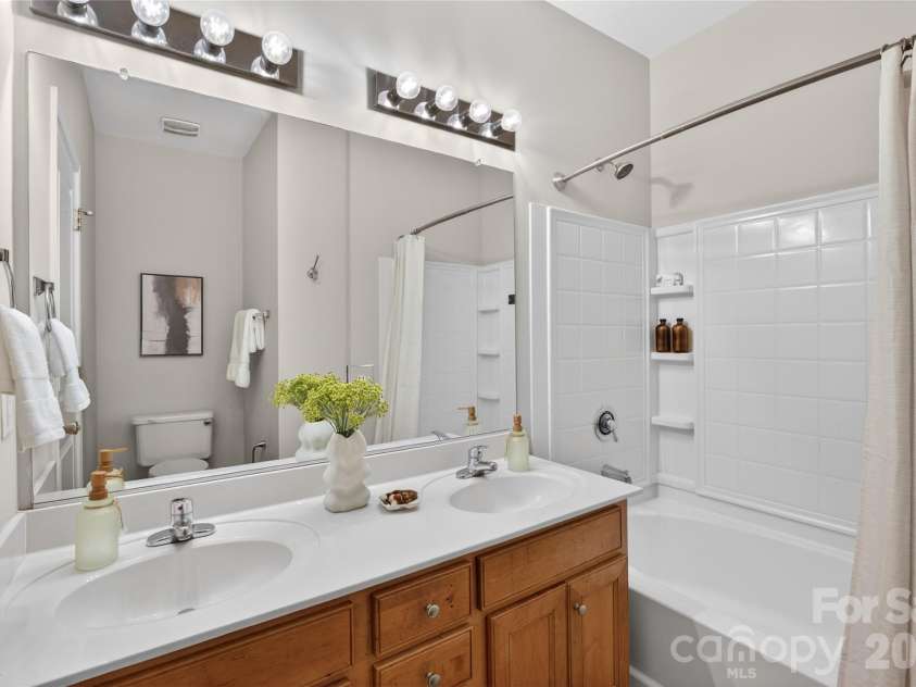 1508 Walnut View Drive, Charlotte, NC 28208.  MLS# CAR4354574, YatesRealty ID 30397. 