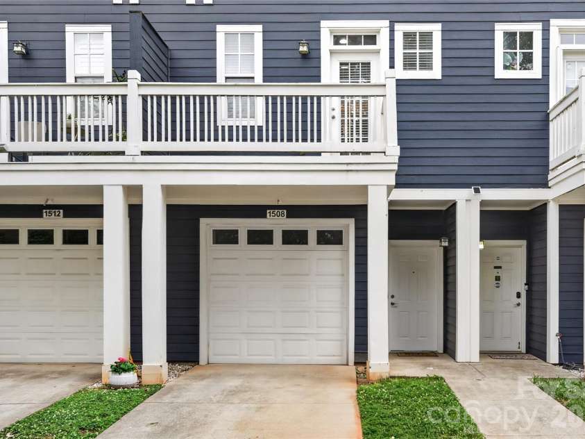 1508 Walnut View Drive, Charlotte, NC 28208.  MLS# CAR4354574, YatesRealty ID 30397. 