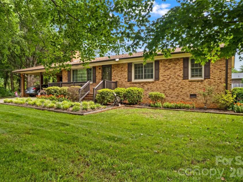 132 Polly Drive, Statesville, NC 28625.  MLS# CAR4387210, YatesRealty ID 30398. 