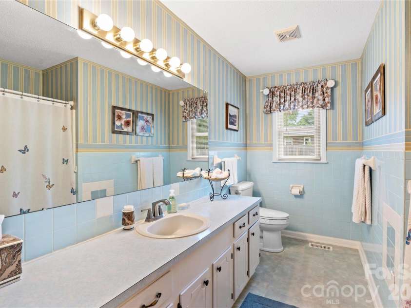 132 Polly Drive, Statesville, NC 28625.  MLS# CAR4387210, YatesRealty ID 30398. 