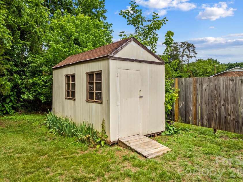 132 Polly Drive, Statesville, NC 28625.  MLS# CAR4387210, YatesRealty ID 30398. 
