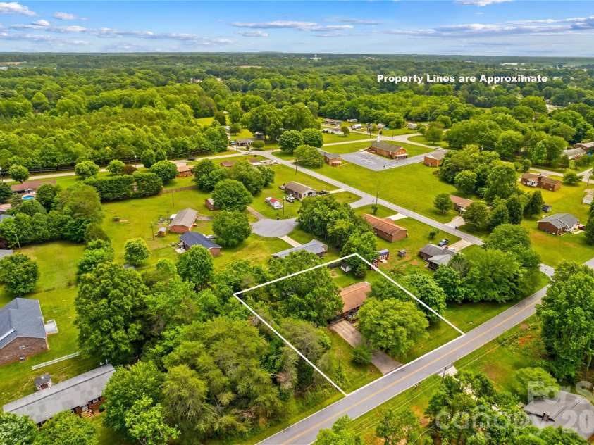 132 Polly Drive, Statesville, NC 28625.  MLS# CAR4387210, YatesRealty ID 30398. 
