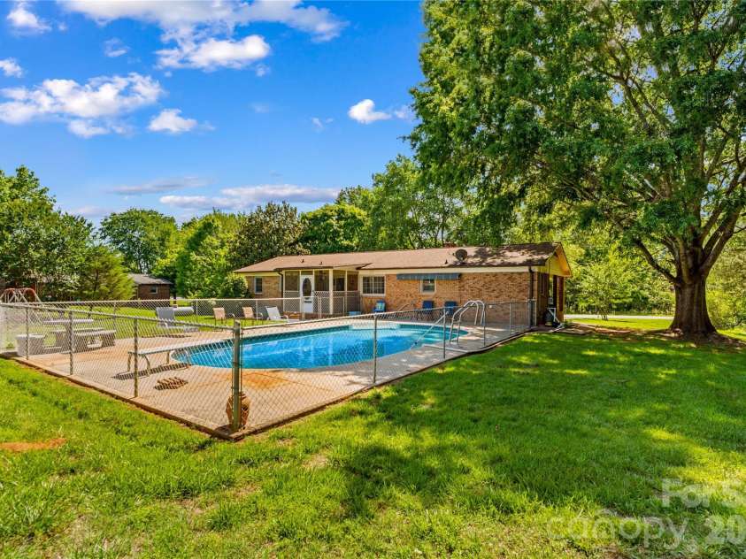 132 Polly Drive, Statesville, NC 28625.  MLS# CAR4387210, YatesRealty ID 30398. 