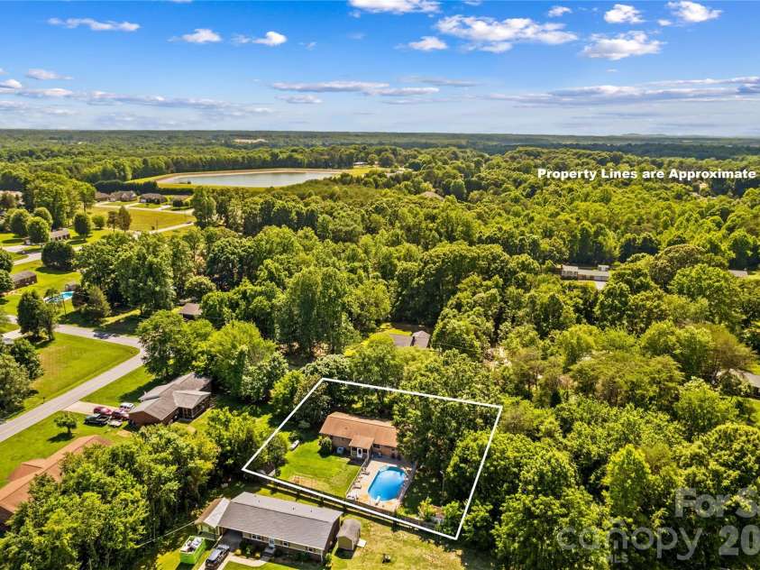 132 Polly Drive, Statesville, NC 28625.  MLS# CAR4387210, YatesRealty ID 30398. 