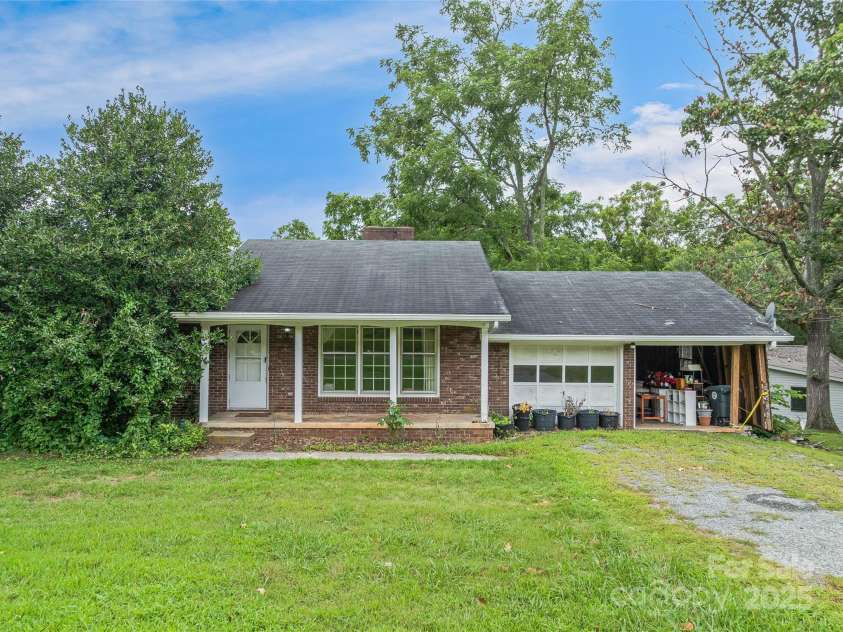 203 Barton Road, Asheville, NC 28804.  MLS# CAR4289351, YatesRealty ID 30398. 