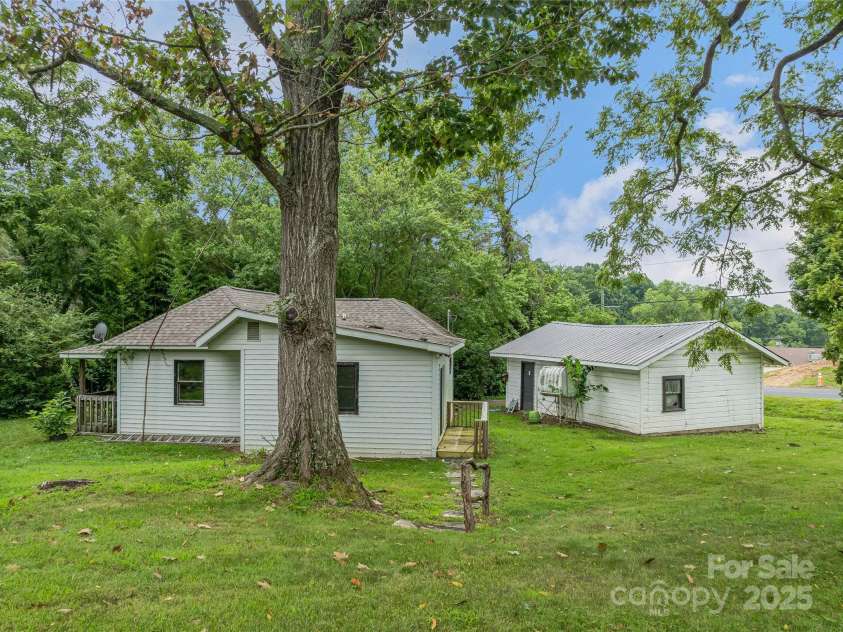 203 Barton Road, Asheville, NC 28804.  MLS# CAR4289351, YatesRealty ID 30398. 