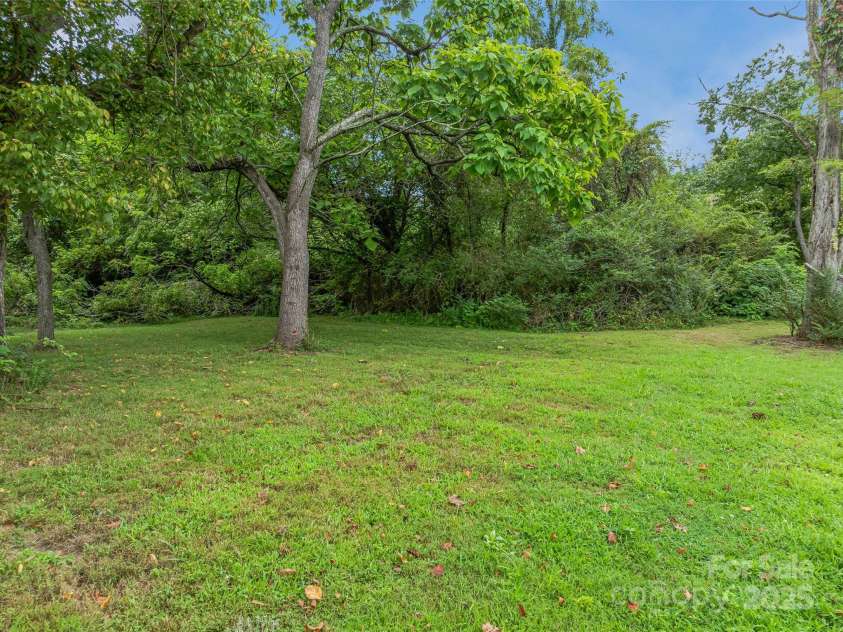 203 Barton Road, Asheville, NC 28804.  MLS# CAR4289351, YatesRealty ID 30398. 