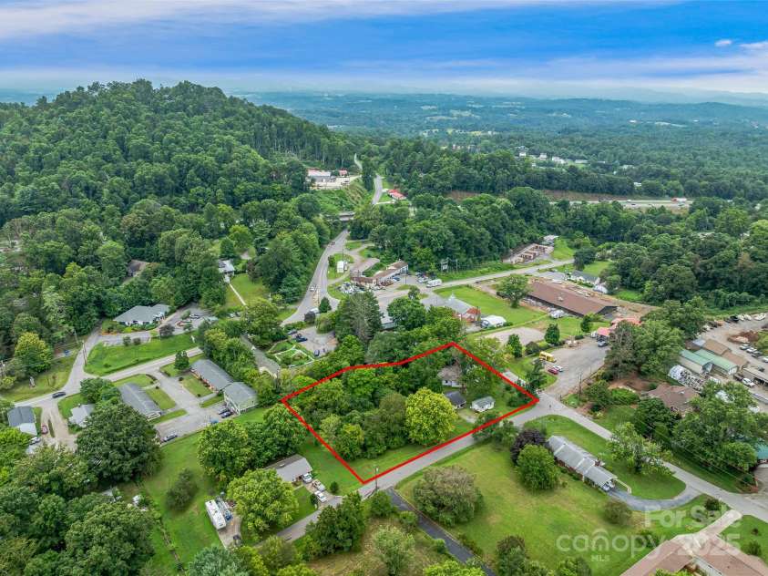 203 Barton Road, Asheville, NC 28804.  MLS# CAR4289351, YatesRealty ID 30398. 