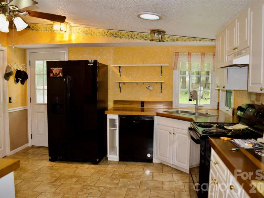 908 Buddys Choice Road, York, SC 29745.  MLS# CAR4381686, YatesRealty ID 30413. Kitchen