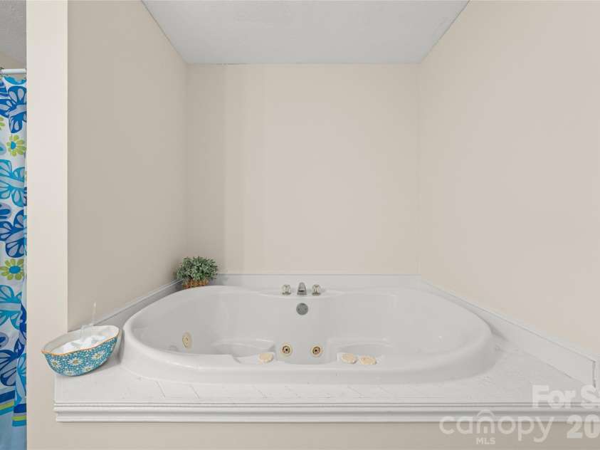 73 The Old Run Road, Fairview, NC 28730.  MLS# CAR4329903, YatesRealty ID 30415. Primary Bathroom