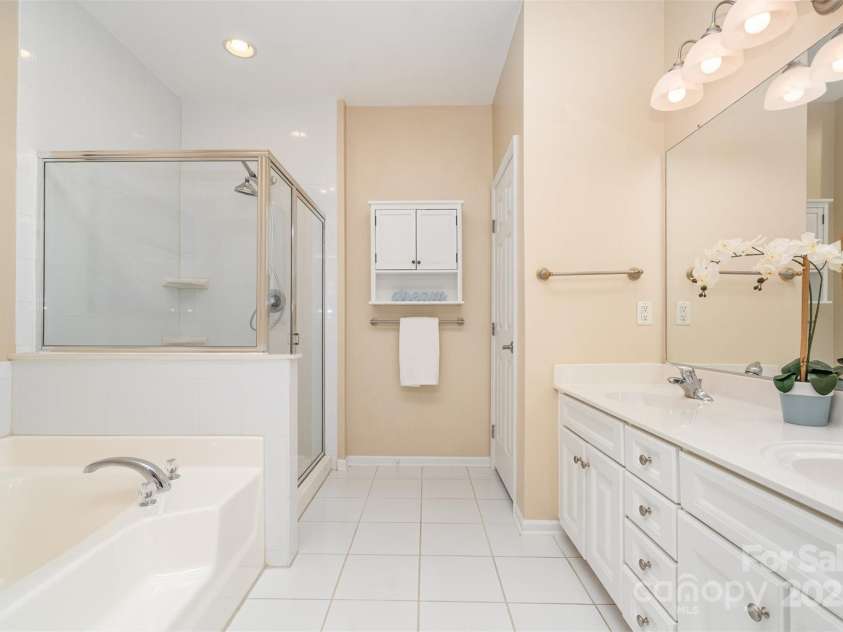 10349 Linksland Drive, Huntersville, NC 28078.  MLS# CAR4224552, YatesRealty ID 30417. Main Level Primary Bath