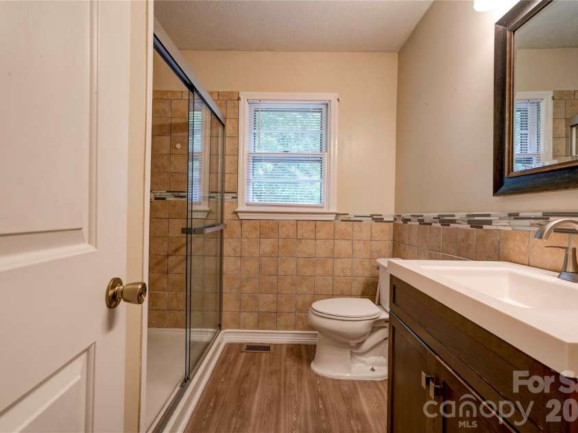 1323 Lakewood Drive, Shelby, NC 28150.  MLS# CAR4391623, YatesRealty ID 30418. Bathroom