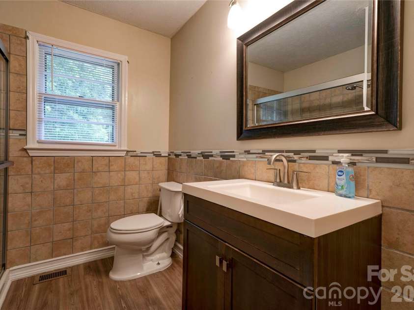 1323 Lakewood Drive, Shelby, NC 28150.  MLS# CAR4391623, YatesRealty ID 30418. Bathroom