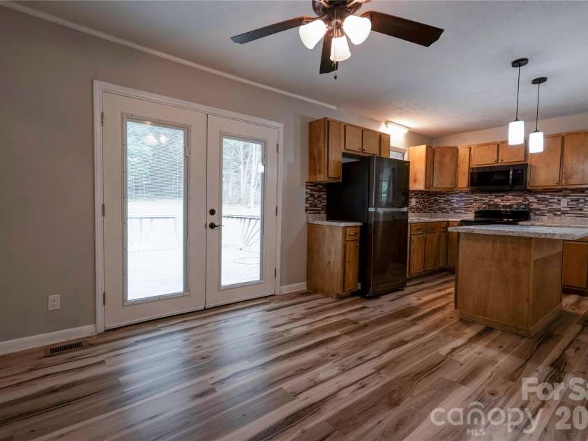 1323 Lakewood Drive, Shelby, NC 28150.  MLS# CAR4391623, YatesRealty ID 30418. Dining Room/Kitchen