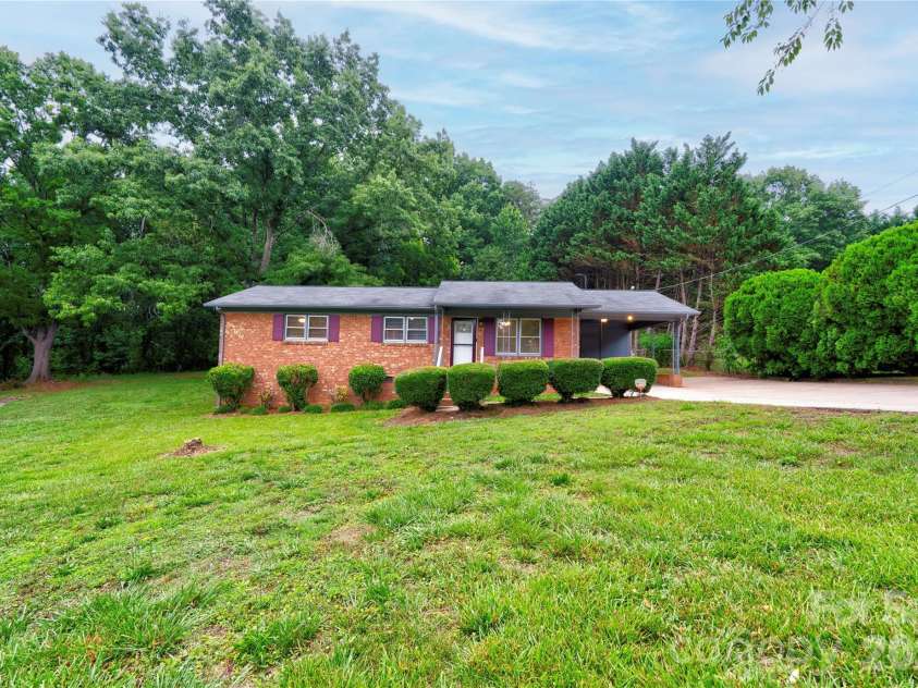 1323 Lakewood Drive, Shelby, NC 28150.  MLS# CAR4391623, YatesRealty ID 30418. Front