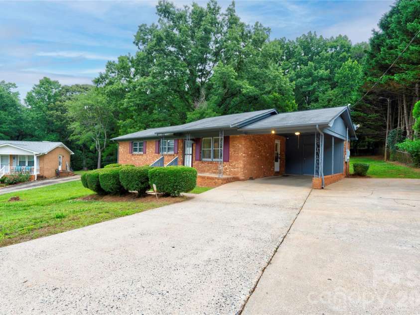 1323 Lakewood Drive, Shelby, NC 28150.  MLS# CAR4391623, YatesRealty ID 30418. Front Right