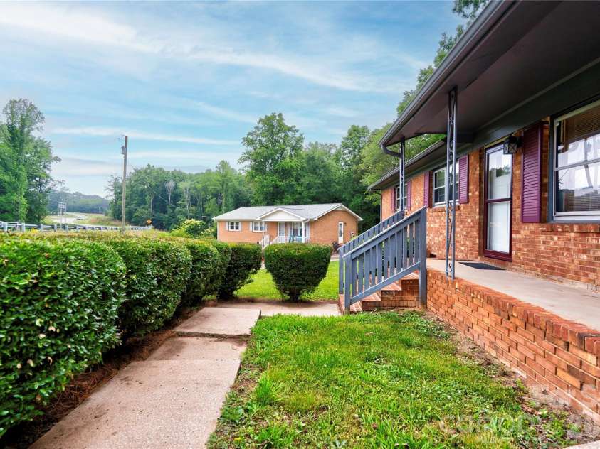 1323 Lakewood Drive, Shelby, NC 28150.  MLS# CAR4391623, YatesRealty ID 30418. Front Walk