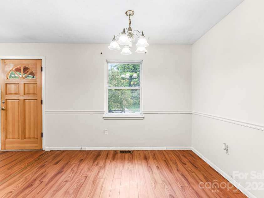 1 Eastcrest Drive, Fairview, NC 28730.  MLS# CAR4281826, YatesRealty ID 30421. Dining area