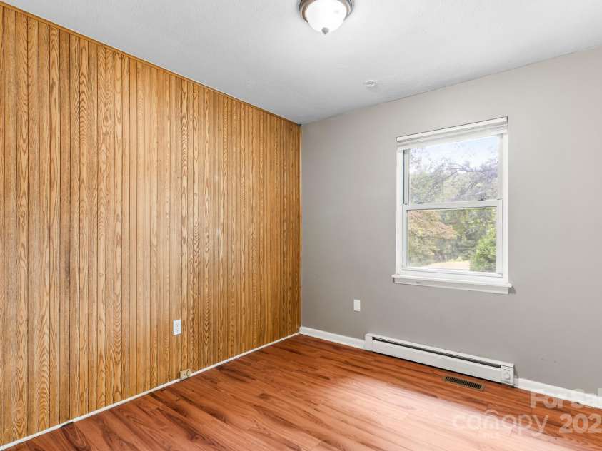 1 Eastcrest Drive, Fairview, NC 28730.  MLS# CAR4281826, YatesRealty ID 30421. Middle bedroom