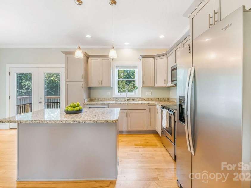 11 May Street, Asheville, NC 28803.  MLS# CAR4276379, YatesRealty ID 30422. 