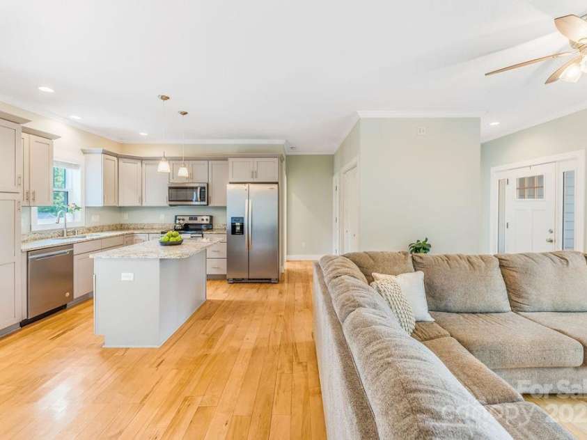 11 May Street, Asheville, NC 28803.  MLS# CAR4276379, YatesRealty ID 30422. 