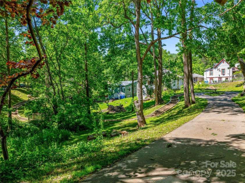 125 Clingman Avenue, Asheville, NC 28801.  MLS# CAR4264177, YatesRealty ID 30423. 