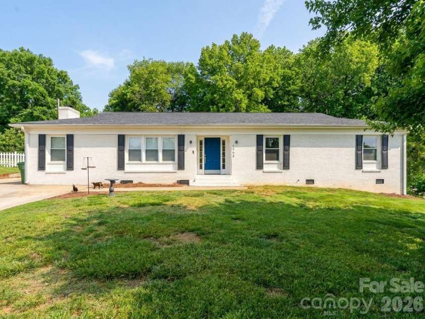 1709 Essen Lane, Gastonia, NC 28054.  MLS# CAR4382767, YatesRealty ID 30423. 