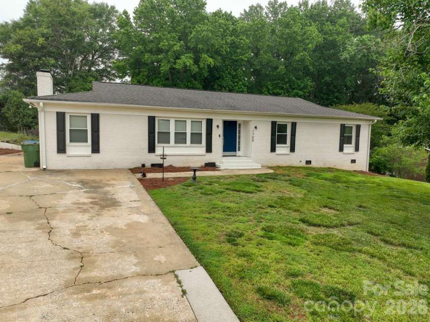 1709 Essen Lane, Gastonia, NC 28054.  MLS# CAR4382767, YatesRealty ID 30423. 
