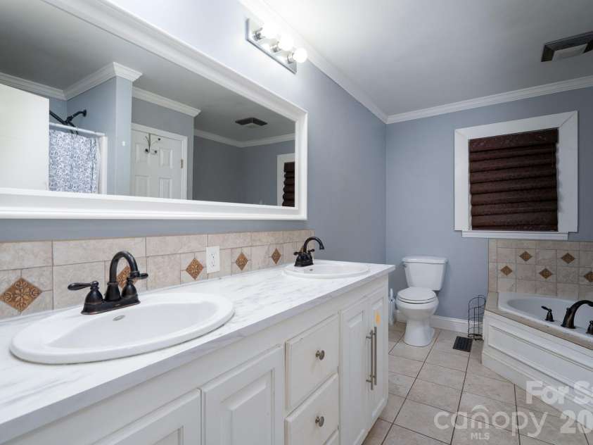 1709 Essen Lane, Gastonia, NC 28054.  MLS# CAR4382767, YatesRealty ID 30423. 