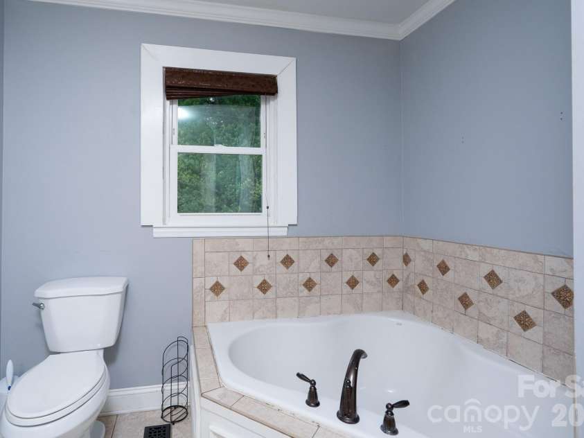 1709 Essen Lane, Gastonia, NC 28054.  MLS# CAR4382767, YatesRealty ID 30423. 