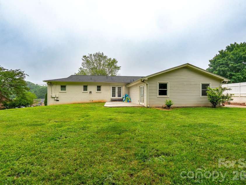 1709 Essen Lane, Gastonia, NC 28054.  MLS# CAR4382767, YatesRealty ID 30423. 