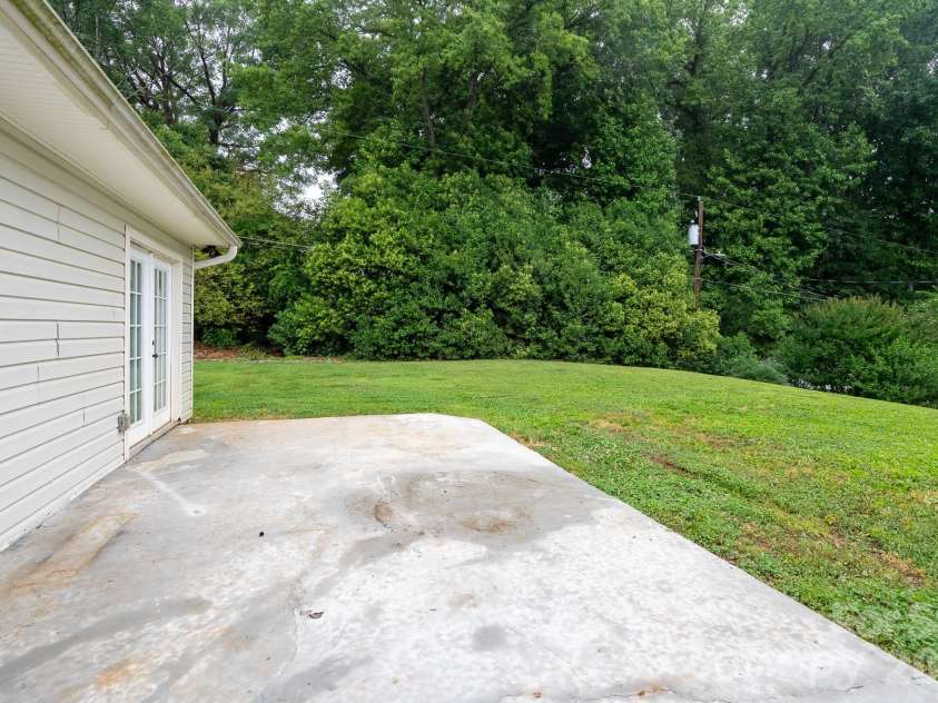1709 Essen Lane, Gastonia, NC 28054.  MLS# CAR4382767, YatesRealty ID 30423. 