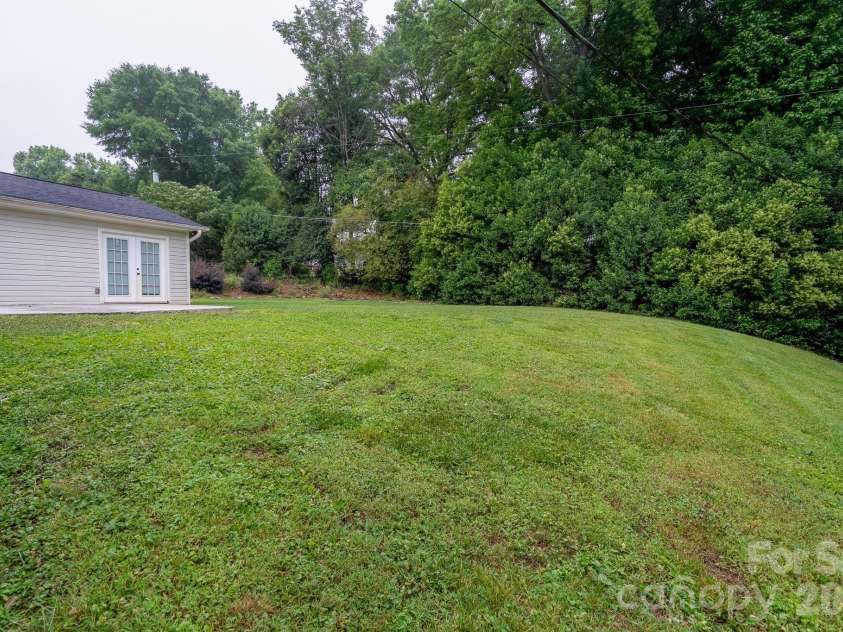 1709 Essen Lane, Gastonia, NC 28054.  MLS# CAR4382767, YatesRealty ID 30423. 