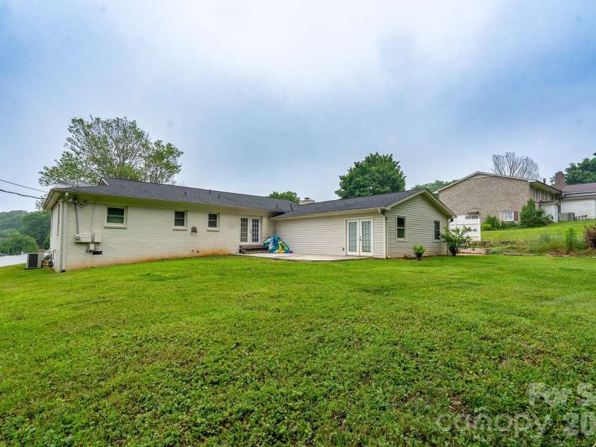 1709 Essen Lane, Gastonia, NC 28054.  MLS# CAR4382767, YatesRealty ID 30423. 