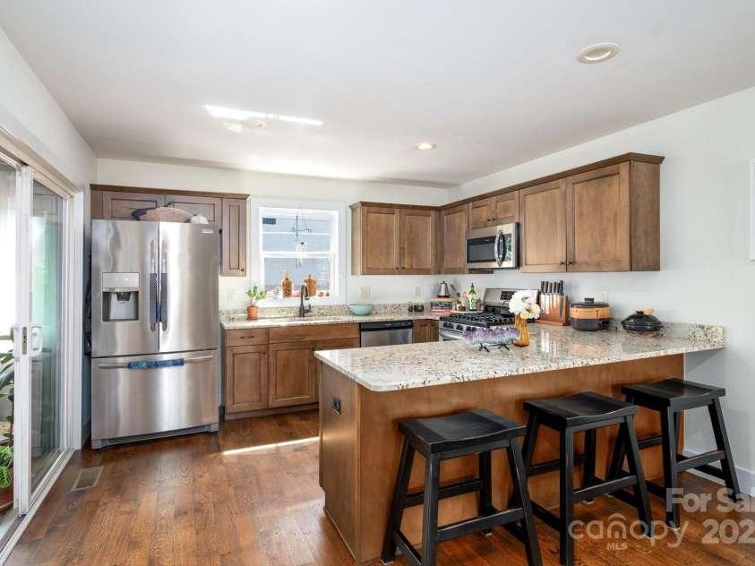 30 Greenwood Fields Drive, Asheville, NC 28804.  MLS# CAR4284220, YatesRealty ID 30424. Breakfast Bar