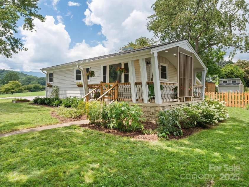 250 Shelton Street, Waynesville, NC 28786.  MLS# CAR4288909, YatesRealty ID 30425. 