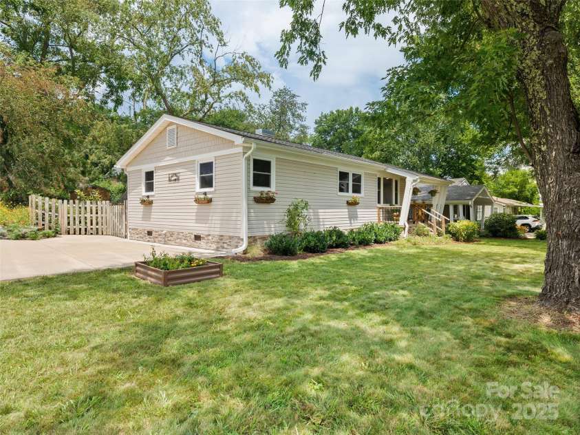250 Shelton Street, Waynesville, NC 28786.  MLS# CAR4288909, YatesRealty ID 30425. 