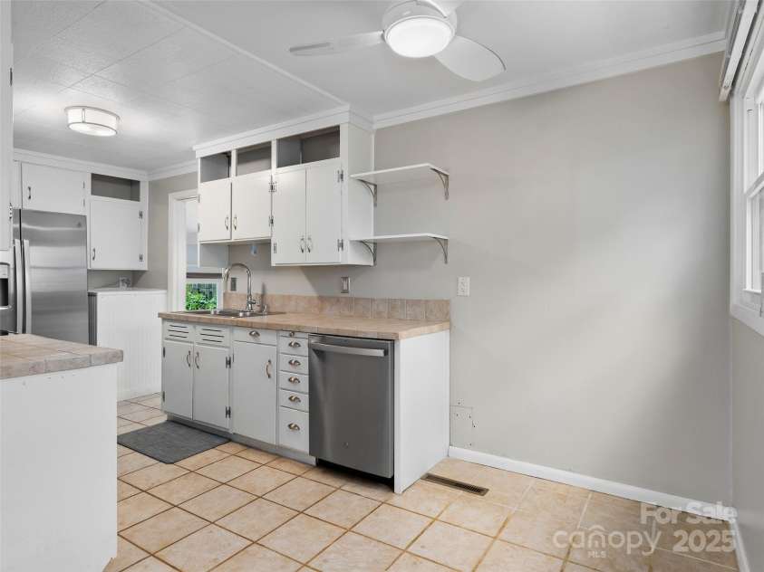 250 Shelton Street, Waynesville, NC 28786.  MLS# CAR4288909, YatesRealty ID 30425. 