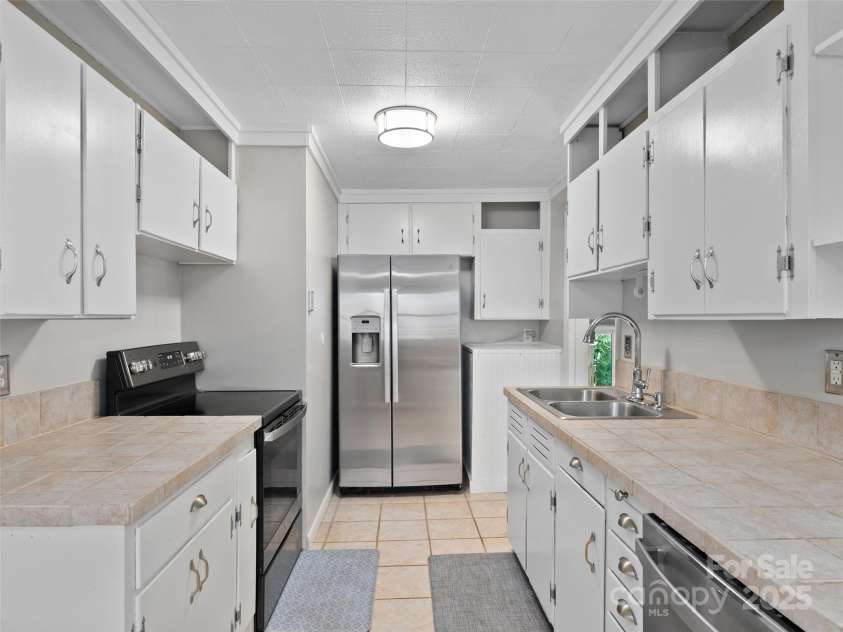 250 Shelton Street, Waynesville, NC 28786.  MLS# CAR4288909, YatesRealty ID 30425. 