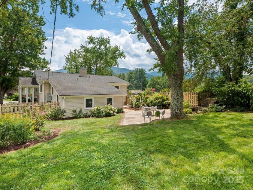 250 Shelton Street, Waynesville, NC 28786.  MLS# CAR4288909, YatesRealty ID 30425. 