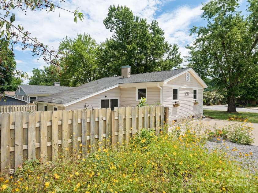 250 Shelton Street, Waynesville, NC 28786.  MLS# CAR4288909, YatesRealty ID 30425. 