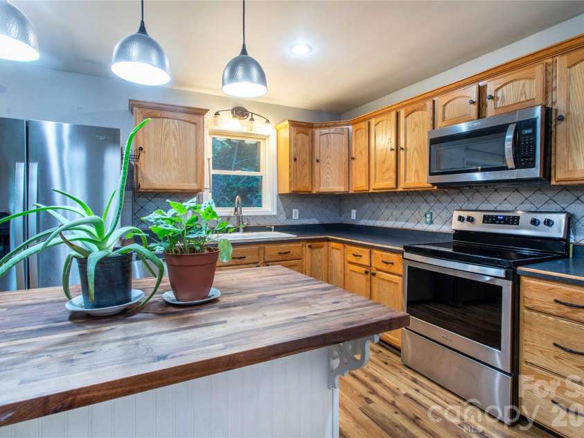 142 Blake Drive, Canton, NC 28716.  MLS# CAR4392775, YatesRealty ID 30427. 