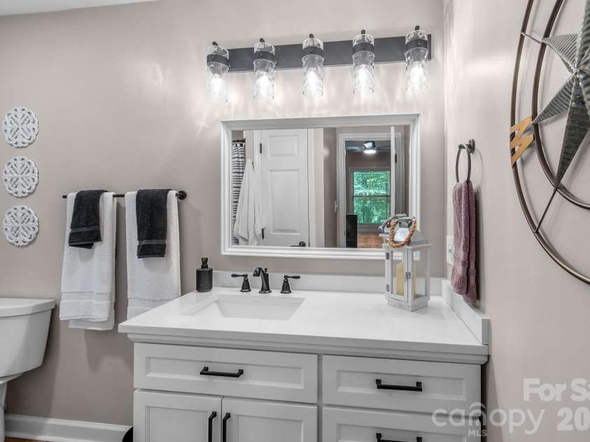 9205 Richardson King Road, Waxhaw, NC 28173.  MLS# CAR4392497, YatesRealty ID 30429. Primary Bathroom
