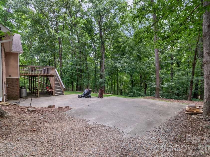 9205 Richardson King Road, Waxhaw, NC 28173.  MLS# CAR4392497, YatesRealty ID 30429. Side back yard