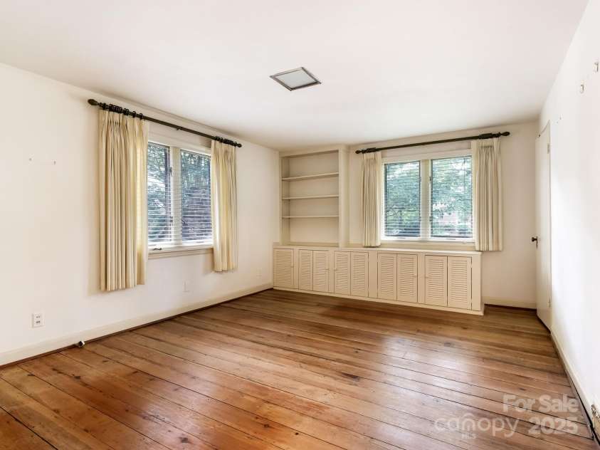 1950 Overhill Road, Charlotte, NC 28211.  MLS# CAR4267770, YatesRealty ID 30432. 