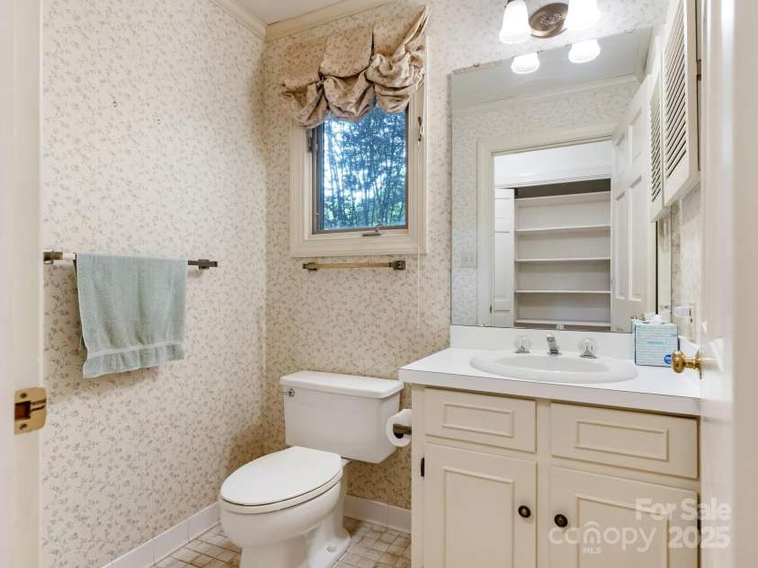 1950 Overhill Road, Charlotte, NC 28211.  MLS# CAR4267770, YatesRealty ID 30432. 