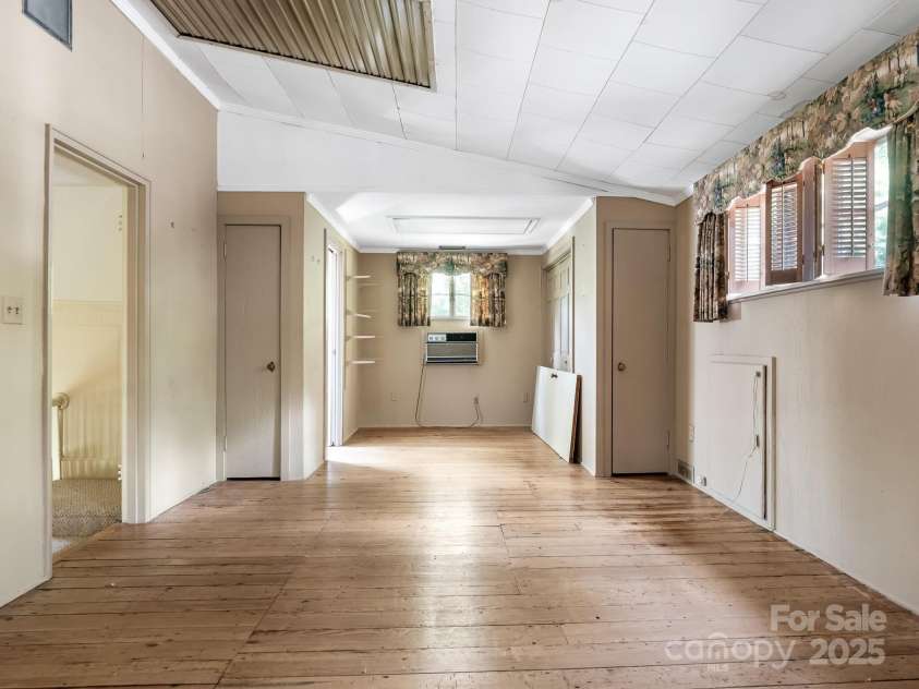 1950 Overhill Road, Charlotte, NC 28211.  MLS# CAR4267770, YatesRealty ID 30432. 