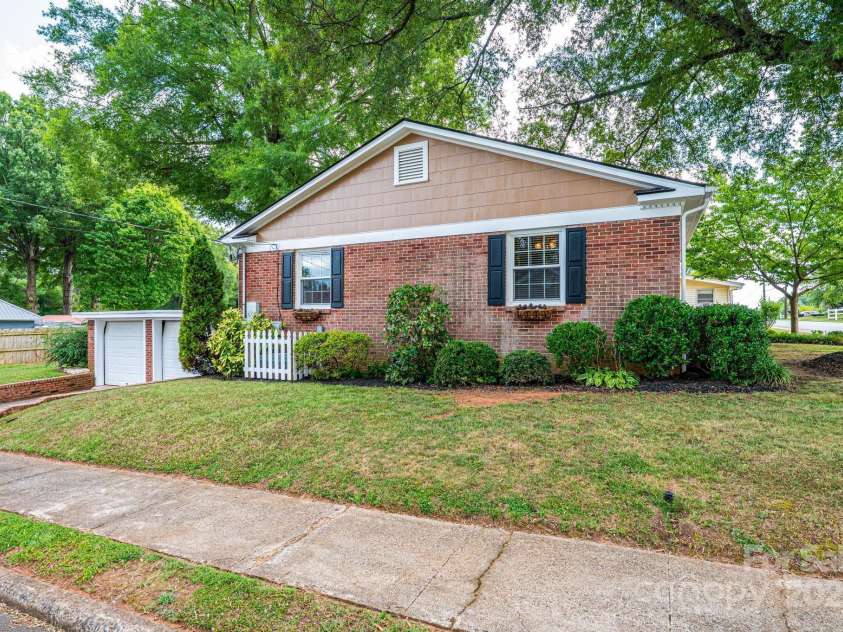 103 C Avenue, Maiden, NC 28650.  MLS# CAR4284913, YatesRealty ID 30433. 